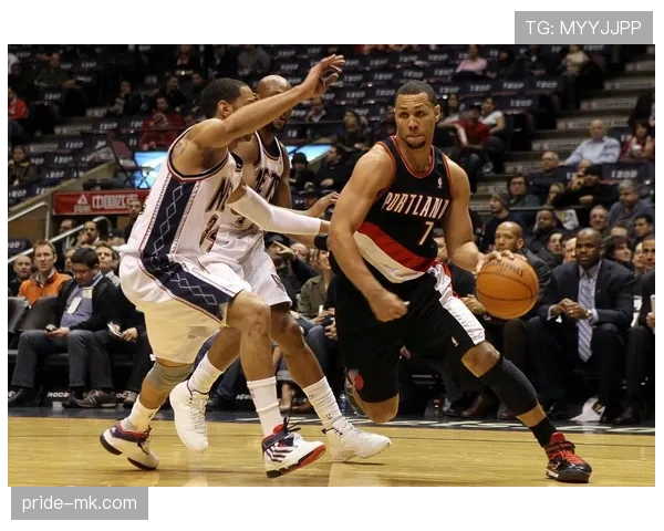 布兰登·罗伊无球跑动提升进攻效率，明显优于早期投篮选择