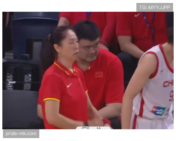 肖若腾赛前啃鸡腿，教练在旁边翻白眼